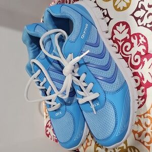 Quixing ladies running/ walking lace-up sneakers. Size 7.5